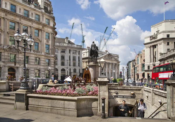 LONDRES, Reino Unido - 30 de junio de 2014: Ocupada calle de la ciudad de Londres, que conduce al Banco de Inglaterra — Foto de Stock