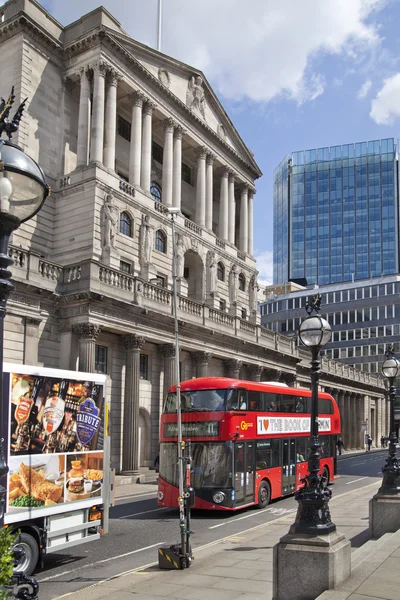 LONDON, UK - JUNE 30, 2014: Bank of England. Square with traffic and office workers — Stock Photo, Image