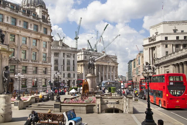 LONDON, UK - JUNE 30, 2014: Bank of England. Square with traffic and office workers — Stock Photo, Image