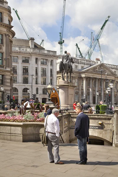 London, İngiltere - 30 Haziran 2014: şehir Londra sokak banka İngiltere'nin önde gelen, meşgul — Stok fotoğraf