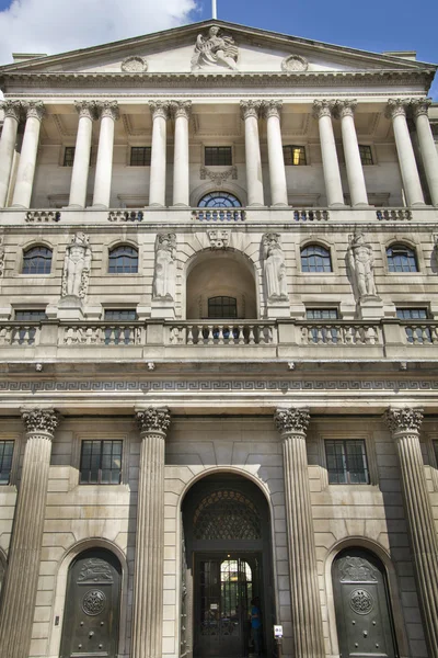 LONDON, UK - JUNE 30, 2014: Bank of England. Square with traffic and office workers — Stock Photo, Image