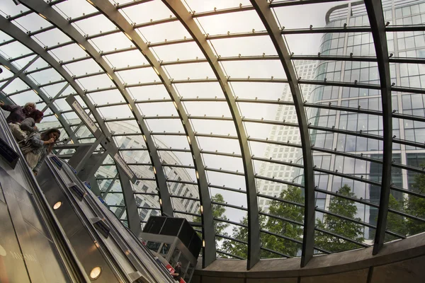 LONDRES, Reino Unido - 14 DE MAYO DE 2014 Estación de metro de Londres, Canary Wharf, la estación más concurrida de Londres, trayendo cerca de 100 000 trabajadores de oficina cada día — Foto de Stock