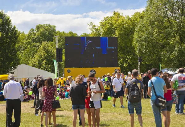 LONDON, UK - 07 JULY, 2014: Tour De France. Crowd awaiting cyclists in Green park, near the Buckingham Palace — Stock Photo, Image