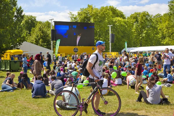 LONDON, UK - 07 JULY, 2014: Tour De France. Crowd awaiting cyclists in Green park, near the Buckingham Palace — Stock Photo, Image