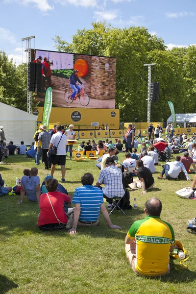 ロンドン、イギリス - 2014 年 7 月 7 日： ツールド フランスします。バッキンガム宮殿に近い、緑豊かな公園のサイクリストを待っている群衆 — ストック写真