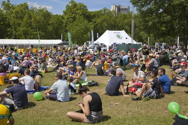 LONDON, UK - 07 JULY, 2014: Tour De France. Crowd awaiting cyclists in Green park, near the Buckingham Palace — Stock Photo, Image