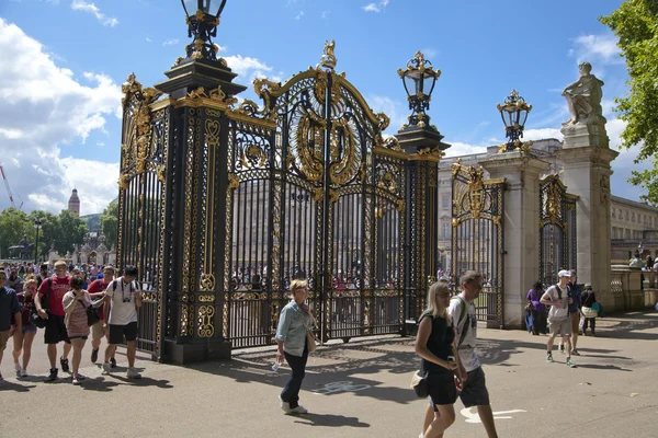 LONDON, Reino Unido - 07 JULHO, 2014: Tour De France. Multidão aguarda ciclistas no Green Park, perto do Palácio de Buckingham — Fotografia de Stock