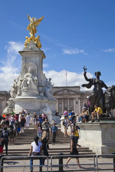 ロンドン、イギリス - 2014 年 7 月 7 日： ツールド フランスします。バッキンガム宮殿に近い、緑豊かな公園のサイクリストを待っている群衆 — ストック写真