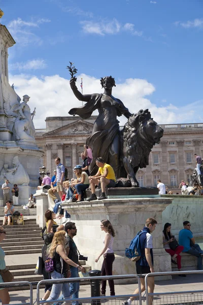 ロンドン、イギリス - 2014 年 7 月 7 日： ツールド フランスします。バッキンガム宮殿に近い、緑豊かな公園のサイクリストを待っている群衆 — ストック写真