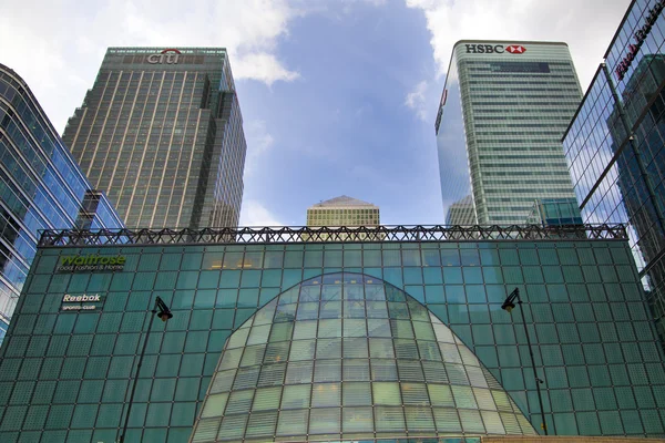 LONDON, CANARY WHARF UK - JULY 13, 2014: - Modern glass architecture of Canary Wharf business aria, headquarters for banks, insurance, media and other world known companies. — Stock Photo, Image