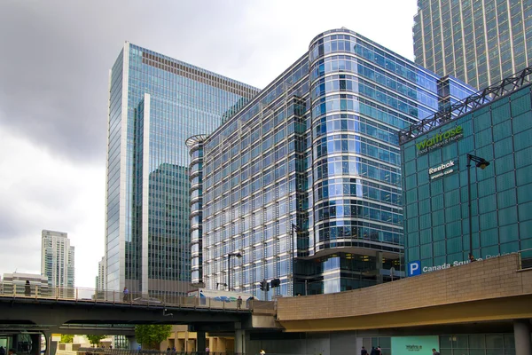 LONDON, CANARY WHARF UK - JULY 13, 2014: - Modern glass architecture of Canary Wharf business aria, headquarters for banks, insurance, media and other world known companies. — Stock Photo, Image