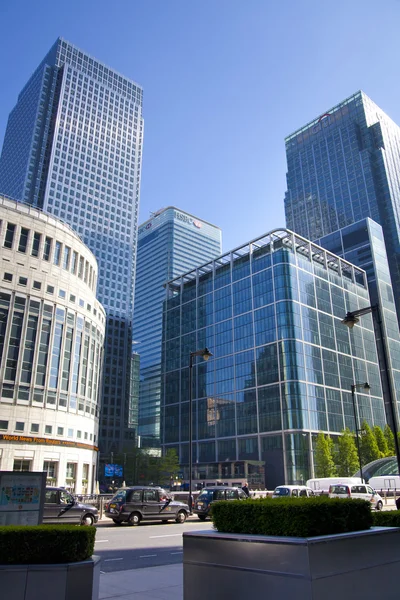 Londen, canary wharf VK - 13 juli 2014:-moderne glazen architectuur van canary wharf zakelijke aria, hoofdkwartier voor banken, verzekeringen, media en andere wereld bekend van bedrijven. — Stockfoto