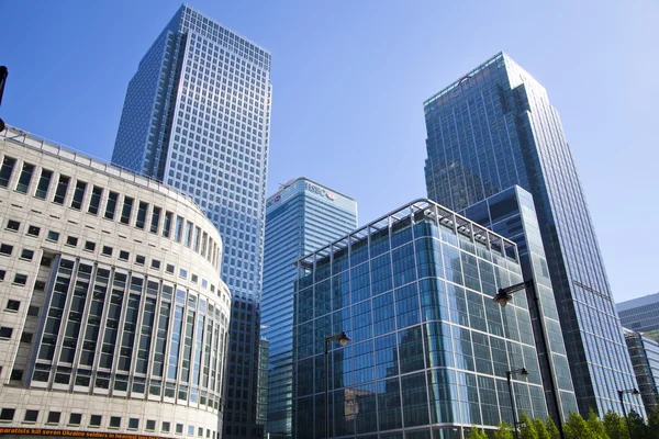 LONDON, CANARY WHARF UK - JULY 13, 2014: - Modern glass architecture of Canary Wharf business aria, headquarters for banks, insurance, media and other world known companies. — Stock Photo, Image