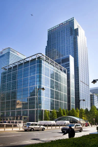 LONDON, CANARY WHARF UK - JULY 13, 2014: - Modern glass architecture of Canary Wharf business aria, headquarters for banks, insurance, media and other world known companies. — Stock Photo, Image