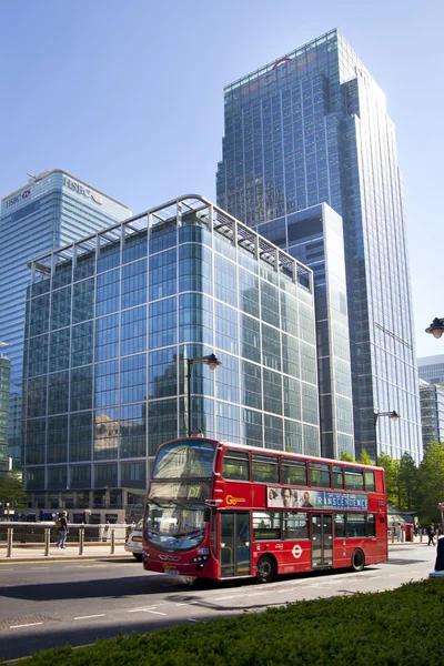 LONDRES, CANARIO WHARF UK - 13 DE JULIO DE 2014: - Moderna arquitectura de vidrio del aria comercial Canary Wharf, sede de bancos, seguros, medios de comunicación y otras empresas mundialmente conocidas . — Foto de Stock