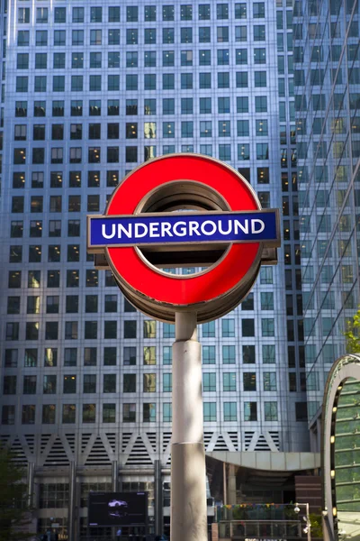 London, uk - 14. Mai 2014 london tube, canary wharf station, verkehrsreichste station in london, bringt jeden tag etwa 100 000 büroangestellte — Stockfoto