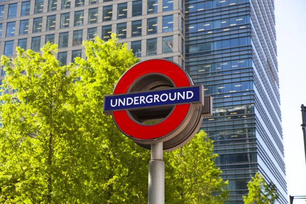 London, Storbritannien - den 14 maj, 2014 london tube, canary wharf station, mest trafikerade station i london, åstadkomma 100 000 arbetare varje dag — Stockfoto