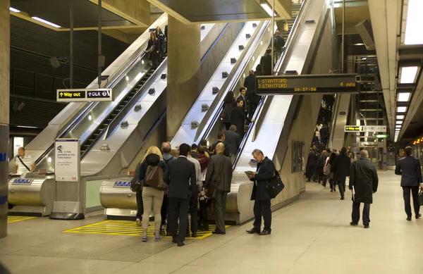 Londýn, Velká Británie - 14 května 2014 londýnským metrem, stanice canary wharf, nejrušnější station v Londýně, přinášející 100 000 pracovníky úřadu každý den — Stock fotografie