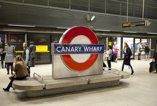 LONDRES, Reino Unido - 14 DE MAYO DE 2014 Estación de metro de Londres, Canary Wharf, la estación más concurrida de Londres, trayendo cerca de 100 000 trabajadores de oficina cada día — Foto de Stock