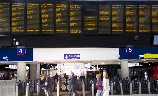 LONDON, UK - MAY 14, 2014 - Waterloo international station in the centre of London, one of the main rail junction of Great Britain Departure hall with travelers — Stock Photo, Image