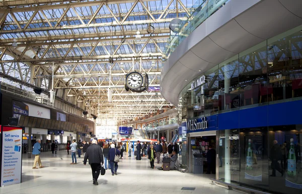 London, Storbritannien - 14 maj 2014 - waterloo internationella station i centrala london, en av den viktigaste järnväg föreningspunkten Storbritannien avgångshallen med resenärer — Stockfoto