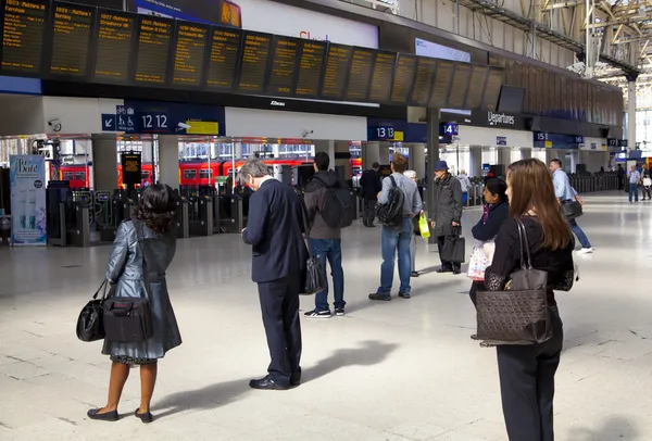 London, Wielka Brytania - 14 maja 2014 - międzynarodowej stacji waterloo w centrum Londynu, jeden z głównych kolei skrzyżowaniu Wielkiej Brytanii hala odlotów z podróżników — Zdjęcie stockowe