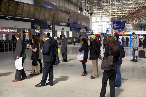 LONDON, UK - MAY 14, 2014 - Waterloo international station in the centre of London, one of the main rail junction of Great Britain Departure hall with travelers — Stock Photo, Image