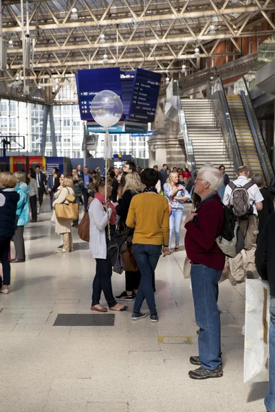 ロンドン、イギリス - 2014 年 5 月 14 日 - ウォータールー国際駅ロンドンの旅行者とのイギリスの出発ホールの主なレールの接合部の 1 つの中心 — ストック写真