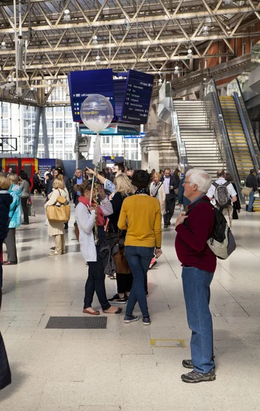 ロンドン、イギリス - 2014 年 5 月 14 日 - ウォータールー国際駅ロンドンの旅行者とのイギリスの出発ホールの主なレールの接合部の 1 つの中心 — ストック写真