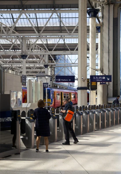 ロンドン、イギリス - 2014 年 5 月 14 日 - ウォータールー国際駅ロンドンの旅行者とのイギリスの出発ホールの主なレールの接合部の 1 つの中心 — ストック写真