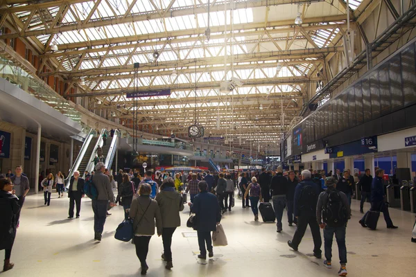 London, Verenigd Koninkrijk - 14 mei 2014 - waterloo international station in het centrum van Londen, één van de belangrijkste spoor kruising van Groot-Brittannië vertrekhal met reizigers — Stockfoto