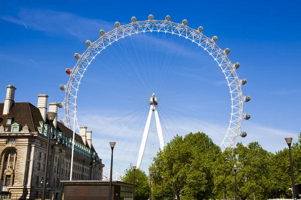 LONDRES, ROYAUME-UNI - 14 MAI 2014 : London eye est une grande roue ouverte le 31 décembre 1999, l'attraction touristique la plus célèbre du centre de Londres — Photo