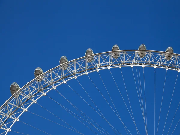 LONDRA, Regno Unito - 14 MAGGIO 2014: London eye è una ruota panoramica gigante aperta il 31 dicembre 1999, l'attrazione turistica più famosa del centro di Londra — Foto Stock