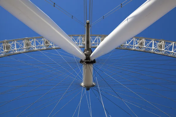 London, uk - 14. Mai 2014: london eye ist ein gigantisches Riesenrad, eröffnet am 31. Dezember 1999, die berühmteste Touristenattraktion im Zentrum Londons — Stockfoto