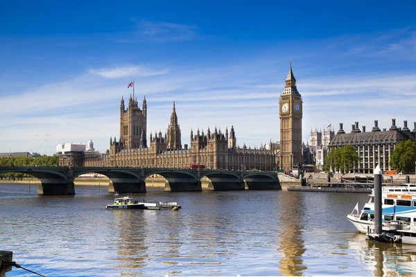 LONDON, UK - MAY 14, 2014: Big Ben and houses of Parliament on the river Thames, London UK — Stock Photo, Image