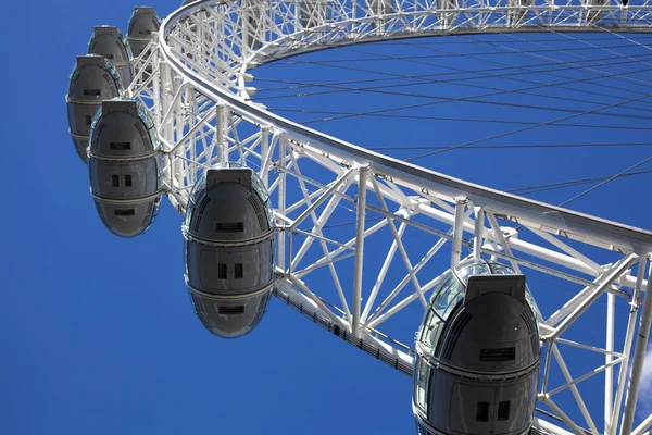 London, uk - 14. Mai 2014: london eye ist ein gigantisches Riesenrad, eröffnet am 31. Dezember 1999, die berühmteste Touristenattraktion im Zentrum Londons — Stockfoto