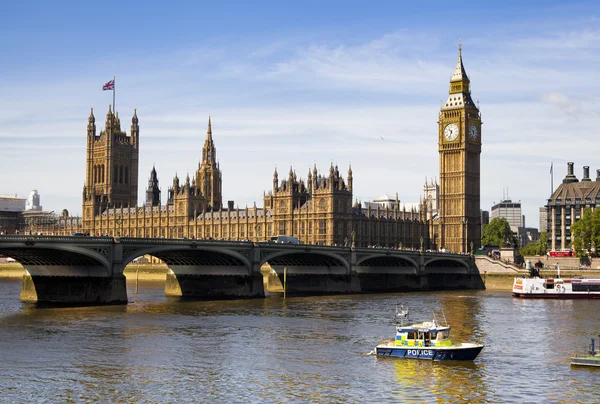 LONDRES, Reino Unido - 14 de mayo de 2014: Big Ben y las casas del Parlamento en el río Támesis, Londres Reino Unido — Foto de Stock
