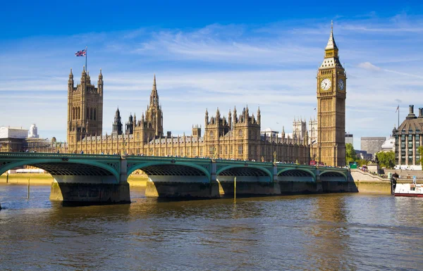 London, İngiltere - 14 Nisan 2014: big Ben'e ve Parlamento Londra İngiltere thames Nehri üzerinde evleri — Stok fotoğraf