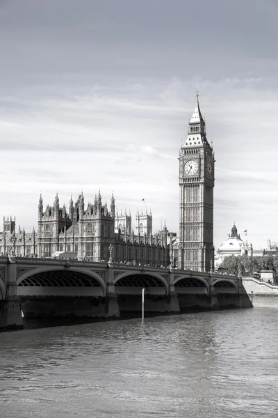 London, İngiltere - 14 Nisan 2014: big Ben'e ve Parlamento Londra İngiltere thames Nehri üzerinde evleri — Stok fotoğraf