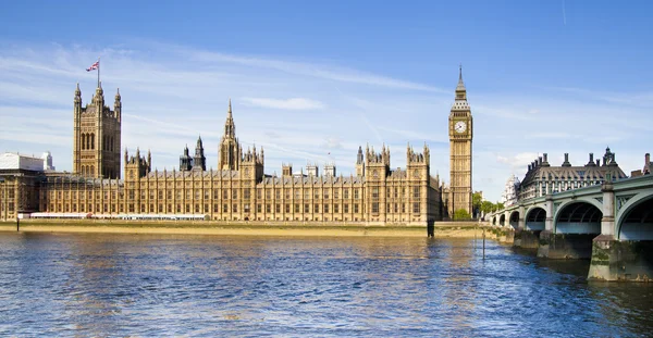 London, İngiltere - 14 Nisan 2014: big Ben'e ve Parlamento Londra İngiltere thames Nehri üzerinde evleri — Stok fotoğraf