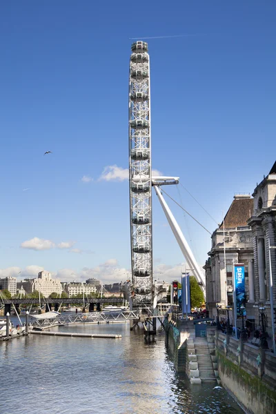 LONDON, UK - MAY 14, 2014: London eye is a giant Ferris wheel opened on 31 December 1999, the most famous tourist's attraction in center London — Stock Photo, Image