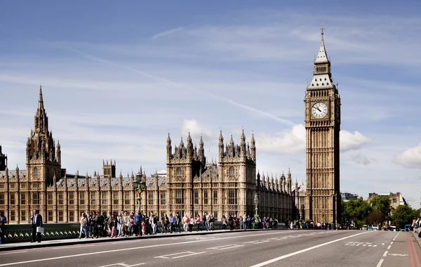 London, İngiltere - 14 Nisan 2014: big Ben'e ve Parlamento Londra İngiltere thames Nehri üzerinde evleri — Stok fotoğraf