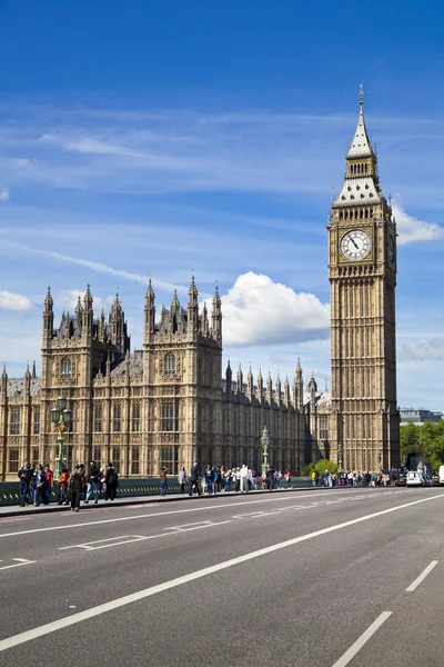 London, İngiltere - 14 Nisan 2014: big Ben'e ve Parlamento Londra İngiltere thames Nehri üzerinde evleri — Stok fotoğraf