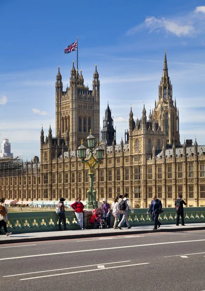 London, İngiltere - 14 Nisan 2014: big Ben'e ve Parlamento Londra İngiltere thames Nehri üzerinde evleri — Stok fotoğraf