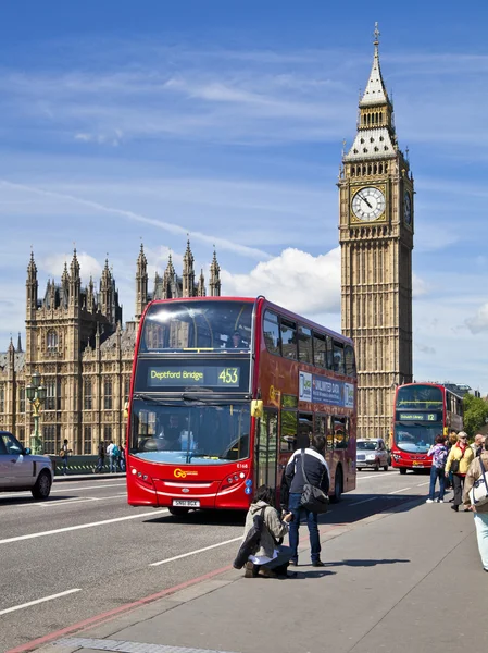LONDRA, Regno Unito - 14 MAGGIO 2014: Big Ben e le case del Parlamento sul Tamigi, Londra Regno Unito — Foto Stock