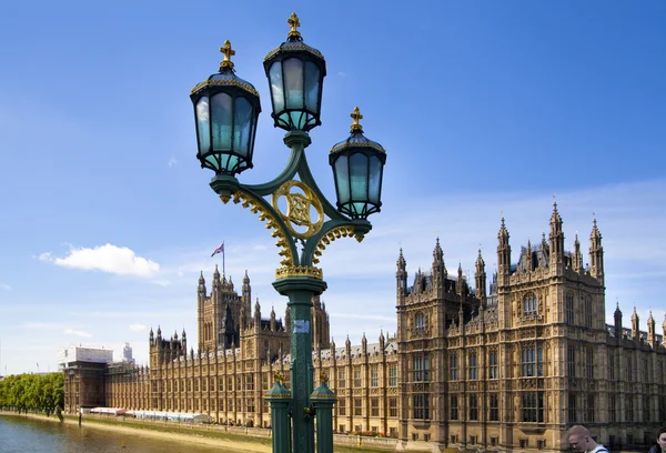 London, İngiltere - 14 Nisan 2014: big Ben'e ve Parlamento Londra İngiltere thames Nehri üzerinde evleri — Stok fotoğraf