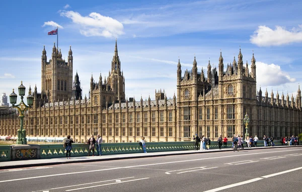 LONDON, UK - MAY 14, 2014: Big Ben and houses of Parliament on the river Thames, London UK — Stock Photo, Image