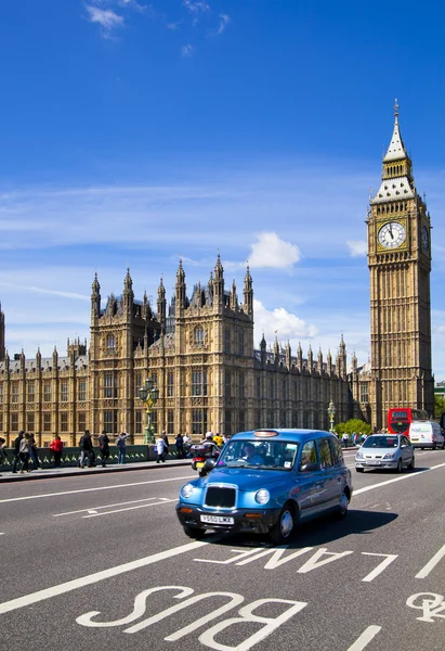 London, İngiltere - 14 Nisan 2014: big Ben'e ve Parlamento Londra İngiltere thames Nehri üzerinde evleri — Stok fotoğraf