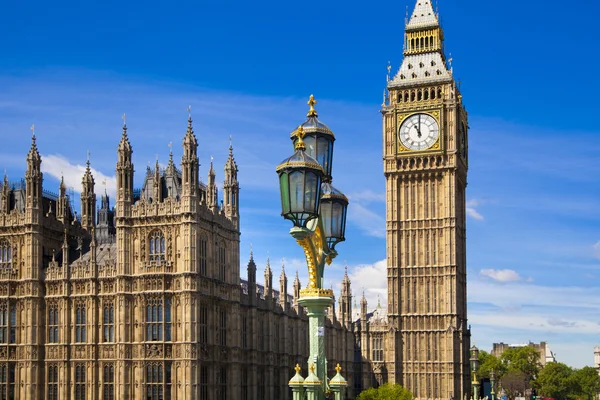 London, İngiltere - 14 Nisan 2014: big Ben'e ve Parlamento Londra İngiltere thames Nehri üzerinde evleri — Stok fotoğraf