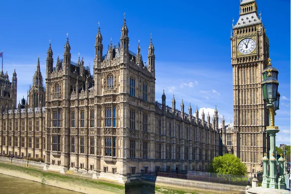 London, İngiltere - 14 Nisan 2014: big Ben'e ve Parlamento Londra İngiltere thames Nehri üzerinde evleri — Stok fotoğraf